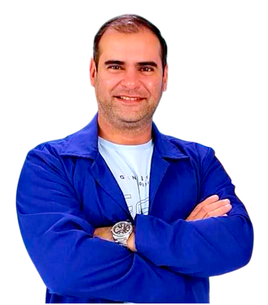 Professor Roberto Falcioni de braços cruzados